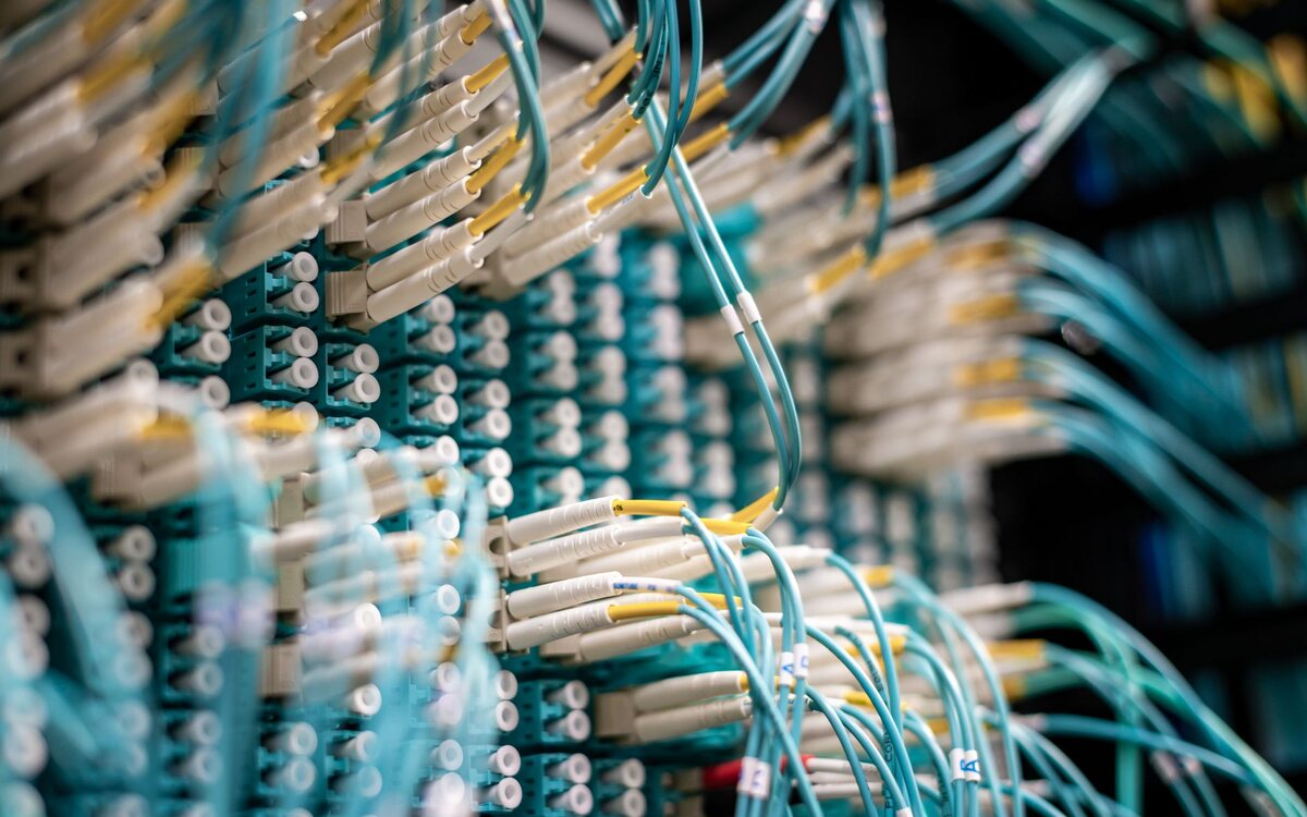 Cabos de rede em um equipamento de servidor