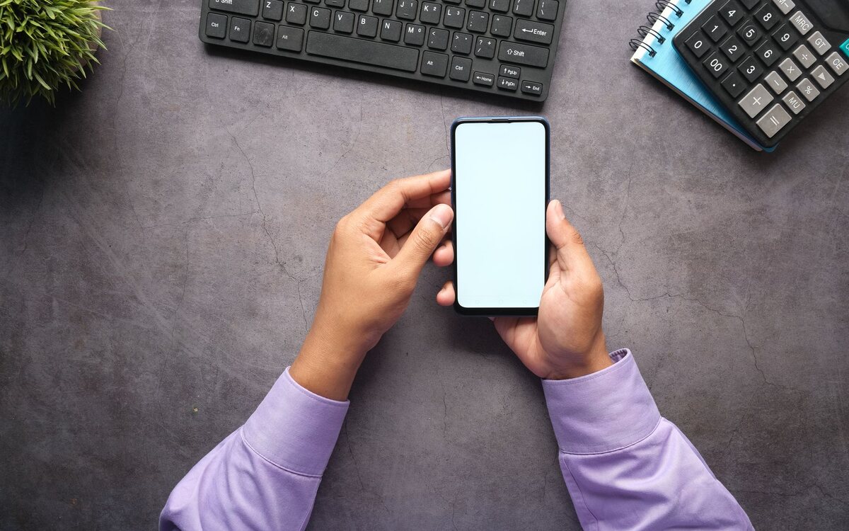E-mails sendo conferidos no celular
