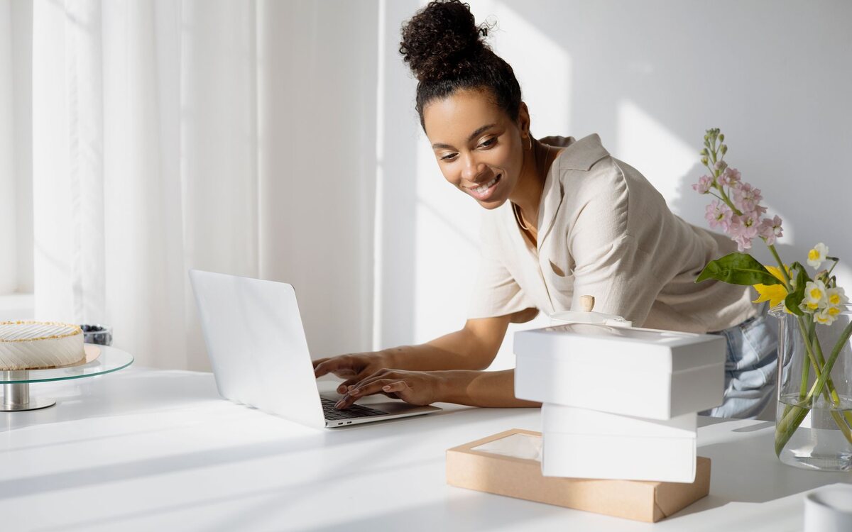 Empreendedora trabalhando no notebook no próprio negócio