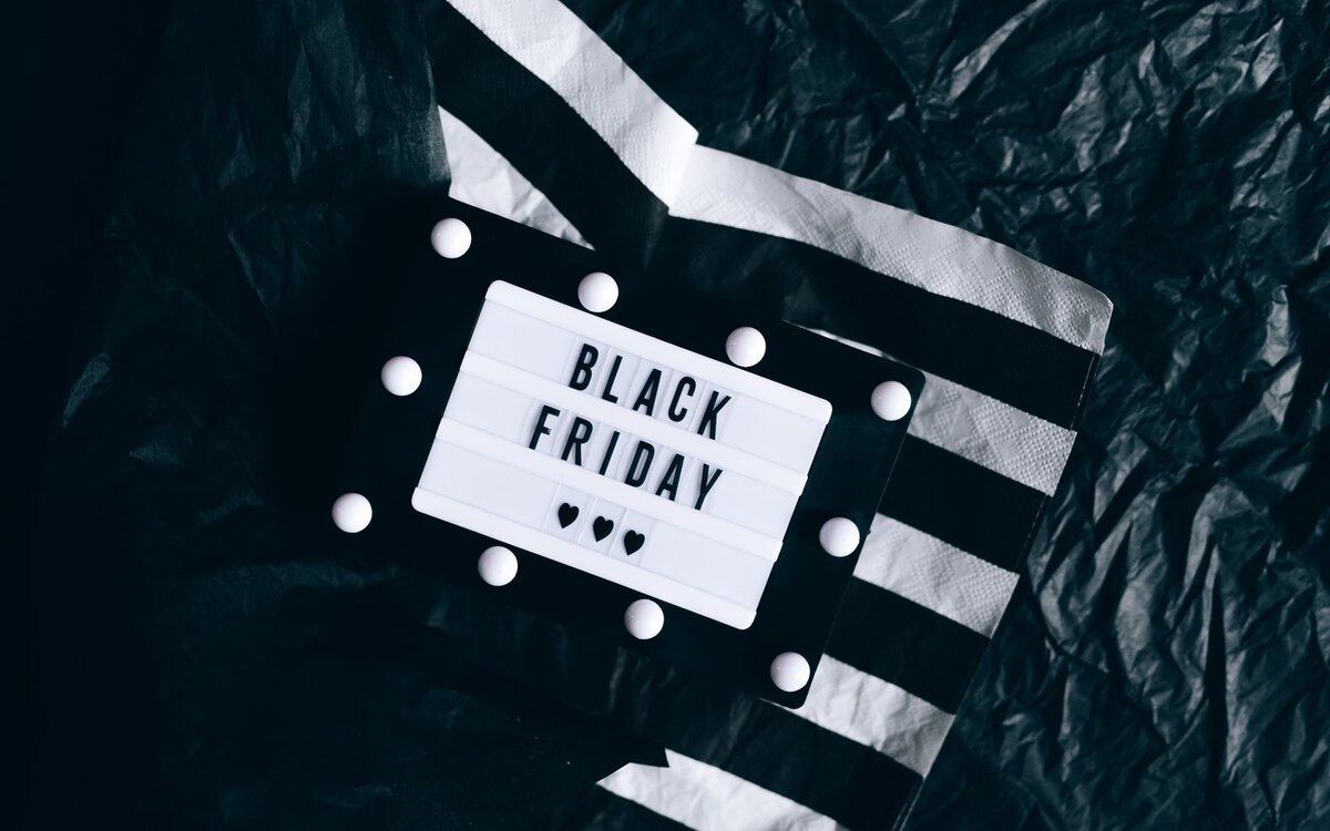 Vitrine com anúncio de Black Friday