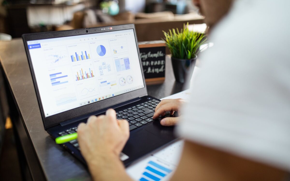 Planilha aberta na tela do notebook
