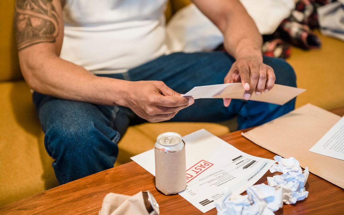 Envelope devolvido sobre a mesa