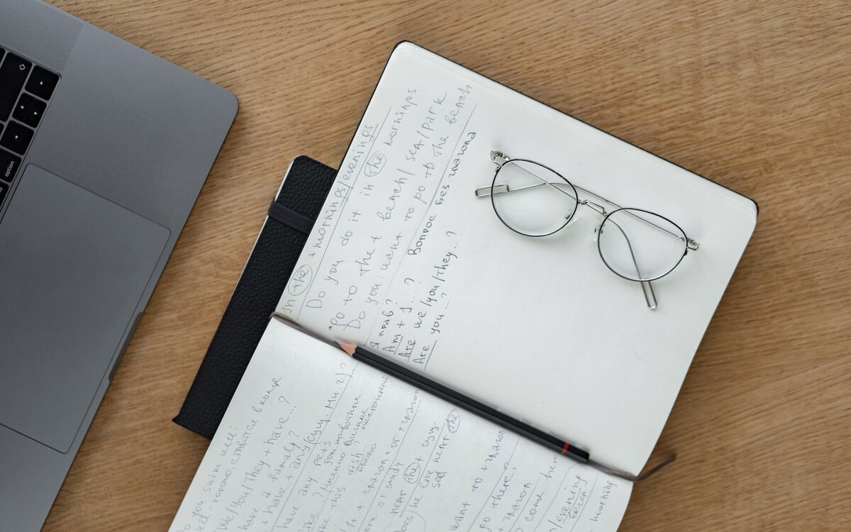 Comparação de opções anotada ao lado do notebook