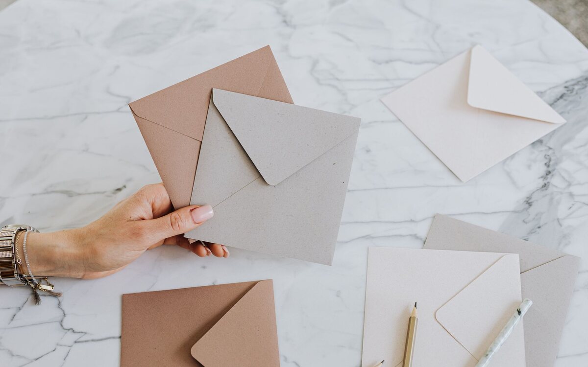 Envelope sendo aberto