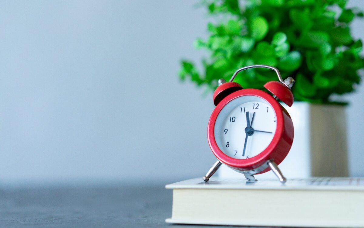 Relógio sobre a mesa de trabalho